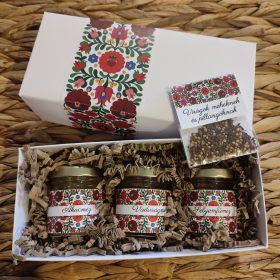   Exkluzív mézválogatás ajándékcsomag, matyó mintás fehér díszdobozban.
