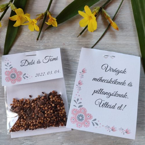 Piros motívumokkal díszített virágmagos csomagocskák