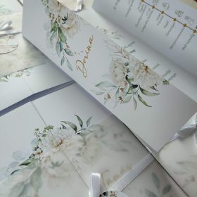   Esküvői meghívó, White peonies mintával, középen nyíló