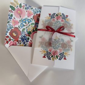 Esküvői meghívó kalocsai mintával, középen nyíló