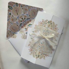   Kalocsai mintás esküvői meghívó, krémszínű, középen nyíló