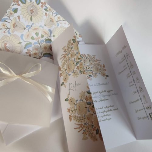 Kalocsai mintás esküvői meghívó, krémszínű, középen nyíló